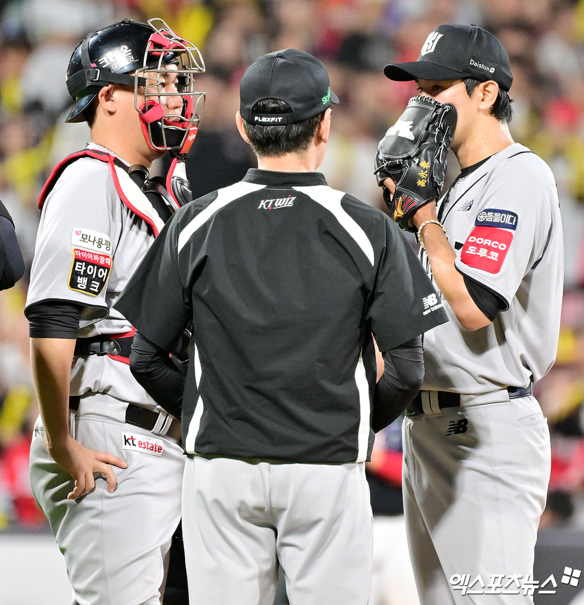 KT 위즈 투수 고영표가 지난 21일 수원 KIA 타이거즈전에서 5회초 이강철(가운데) 감독, 포수 장성우와 대화하는 모습. 사진 김한준 기자 