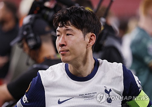 손흥민이 22일(한국시간) 스페인 빌바오에 있는 산마메스에서 열린 토트넘 홋스퍼와 맨체스터 유나이티드와의 2024-2025시즌 유럽축구연맹(UEFA) 유로파리그 결승전에서 승리하며 우승을 차지한 뒤, 전 팀 동료였던 케인에게 고마움을 전했다. 연합뉴스