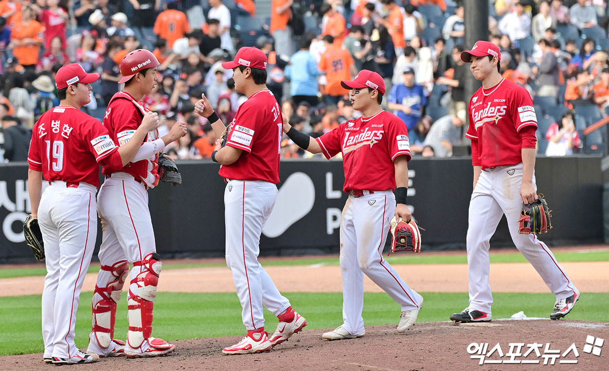 18일 오후 대전 한화생명 볼파크에서 열린 '2025 신한 SOL Bank KBO리그' SSG 랜더스와 한화 이글스의 경기, SSG가 한화에 7:3으로 승리하며 위닝시리즈를 달성했다.  이날 경기에서 승리한 SSG 선수들이 기뻐하고 있다. 엑스포츠뉴스 DB