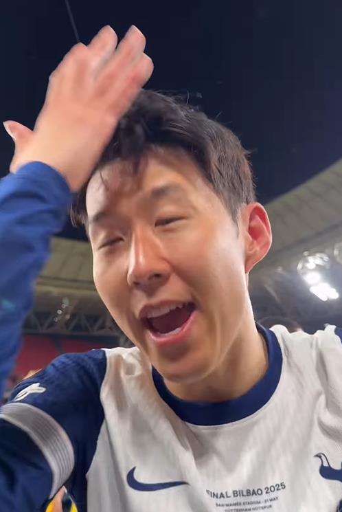 토트넘은 22일 스페인 빌바오의 산 마메스 경기장에서 열린 2024-2025 유럽축구연맹(UEFA) 유로파리그 결승전에서 맨체스터 유나이티드에 1-0 승리를 거두고 대망의 우승 트로피를 차지했다. 주장 손흥민은 지난 2015년 토트넘 입단 뒤 들어올리지 못한 우승컵을 주장으로 가장 먼저 '번쩍' 들어올리는 주인공이 됐다. 손흥민은 15kg 짜리 우승컵 치켜드는 과정에서 누군가 밀어 이마에 상처가 났으나 '행복하다'며 개의치 않았다. 토트넘 홋스퍼