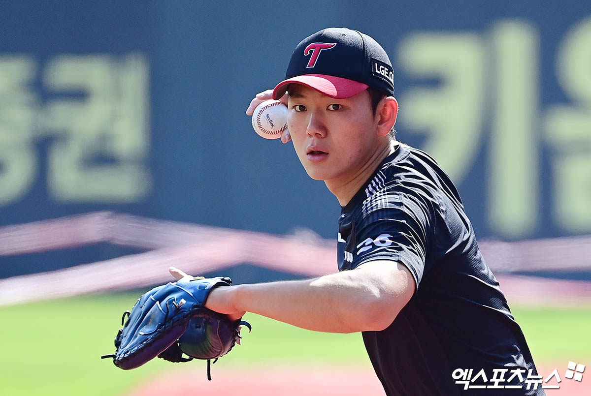 LG 포수 이주헌은 21일 사직구장에서 열린 '2025 신한 SOL Bank KBO 리그' 롯데와 주중 3연전 두 번째 경기를 앞두고 최근 황금사자기 우승컵을 들어 올린 성남고 후배들을 칭찬했다. 엑스포츠뉴스 DB