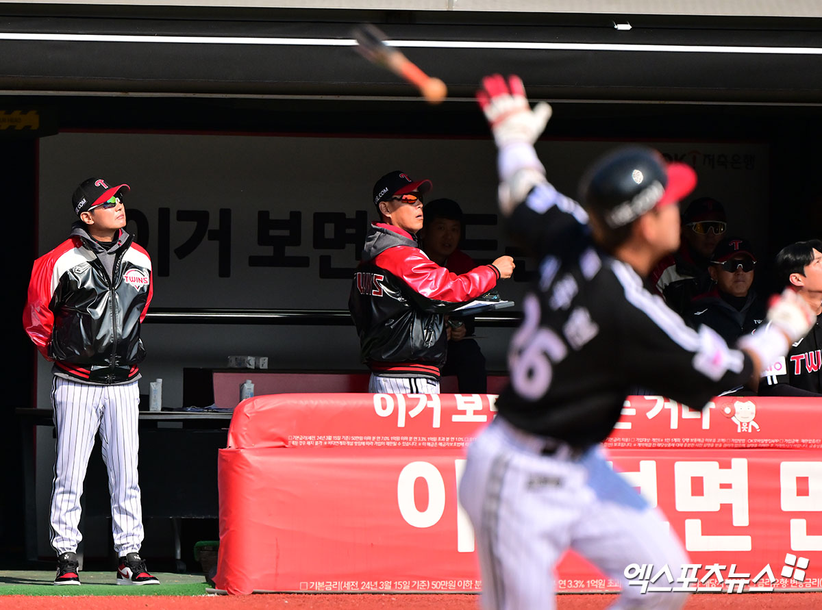 LG 포수 이주헌은 21일 사직구장에서 열린 '2025 신한 SOL Bank KBO 리그' 롯데와 주중 3연전 두 번째 경기를 앞두고 최근 황금사자기 우승컵을 들어 올린 성남고 후배들을 칭찬했다. 엑스포츠뉴스 DB