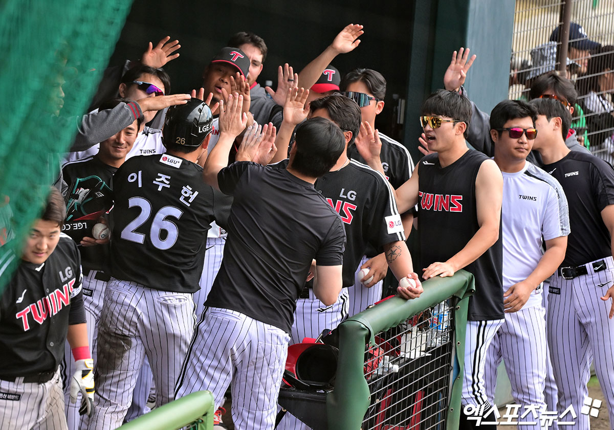 LG 포수 이주헌(26번)은 21일 사직구장에서 열린 '2025 신한 SOL Bank KBO 리그' 롯데와 주중 3연전 두 번째 경기를 앞두고 최근 황금사자기 우승컵을 들어 올린 성남고 후배들을 칭찬했다. 엑스포츠뉴스 DB