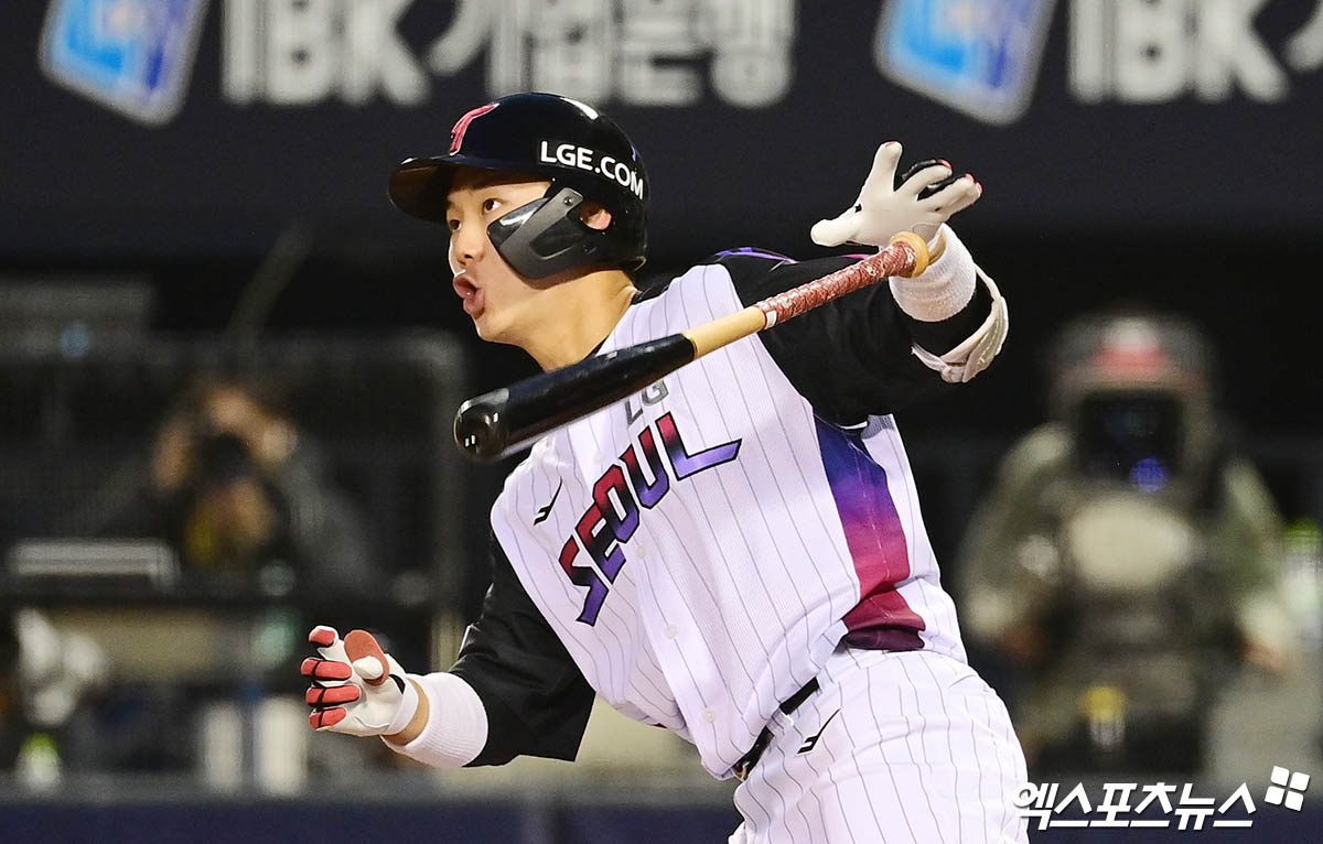 LG 포수 이주헌은 21일 사직구장에서 열린 '2025 신한 SOL Bank KBO 리그' 롯데와 주중 3연전 두 번째 경기를 앞두고 최근 황금사자기 우승컵을 들어 올린 성남고 후배들을 칭찬했다. 엑스포츠뉴스 DB