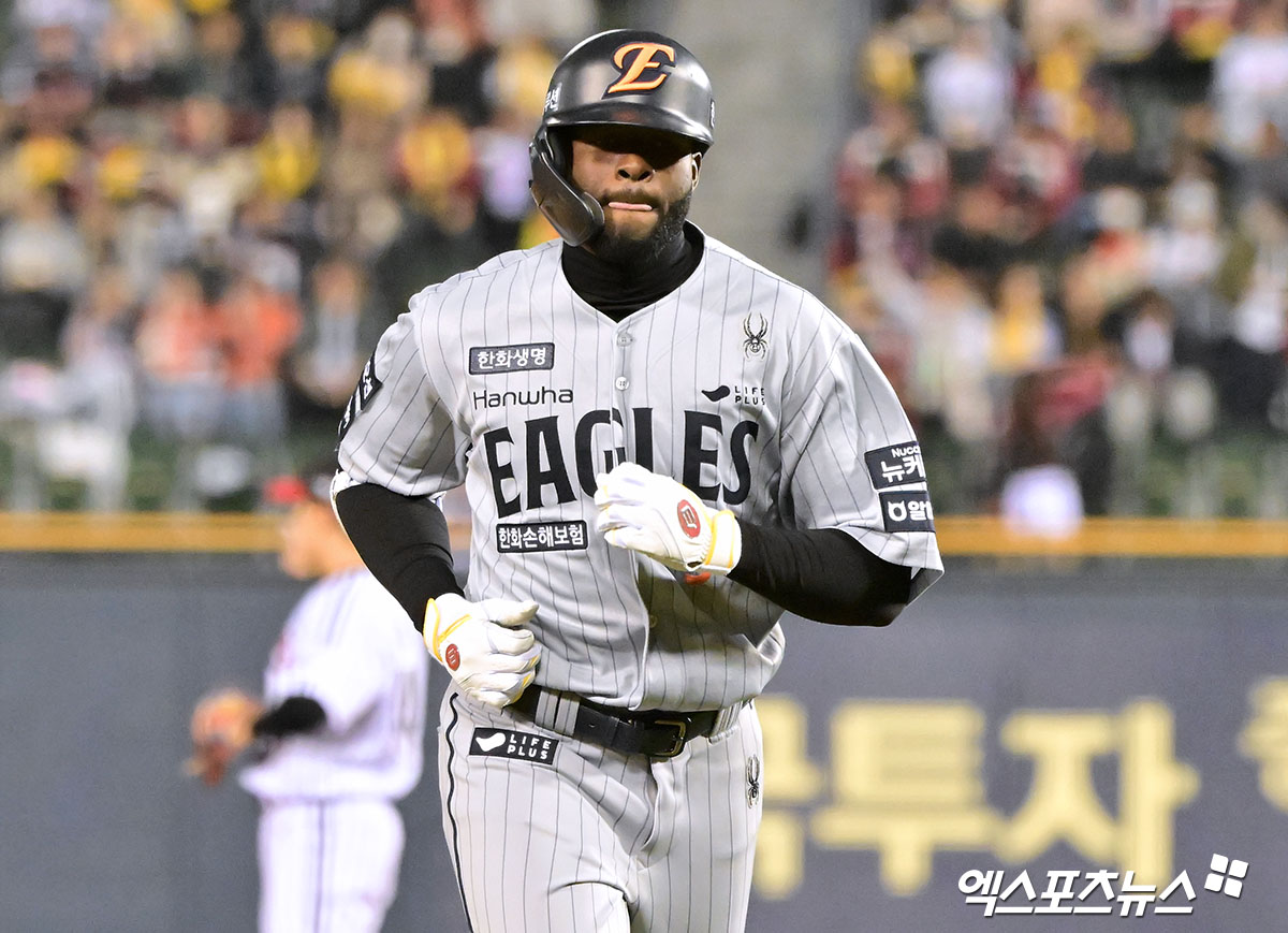 27일 오후 서울 송파구 잠실야구장에서 열린 '2025 신한 SOL Bank KBO리그' 한화 이글스와 LG 트윈스의 경기, 4회초 1사 한화 플로리얼이 좌익수 플라이로 아웃된 후 아쉬워하고 있다. 엑스포츠뉴스 DB