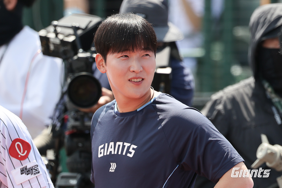 롯데 투수 최준용은 지난 17일부터 1군에 합류했다. 오른쪽 어깨 수술에서 완벽히 회복한 그는 불펜진에 활력을 불어넣고 있다. 롯데 자이언츠