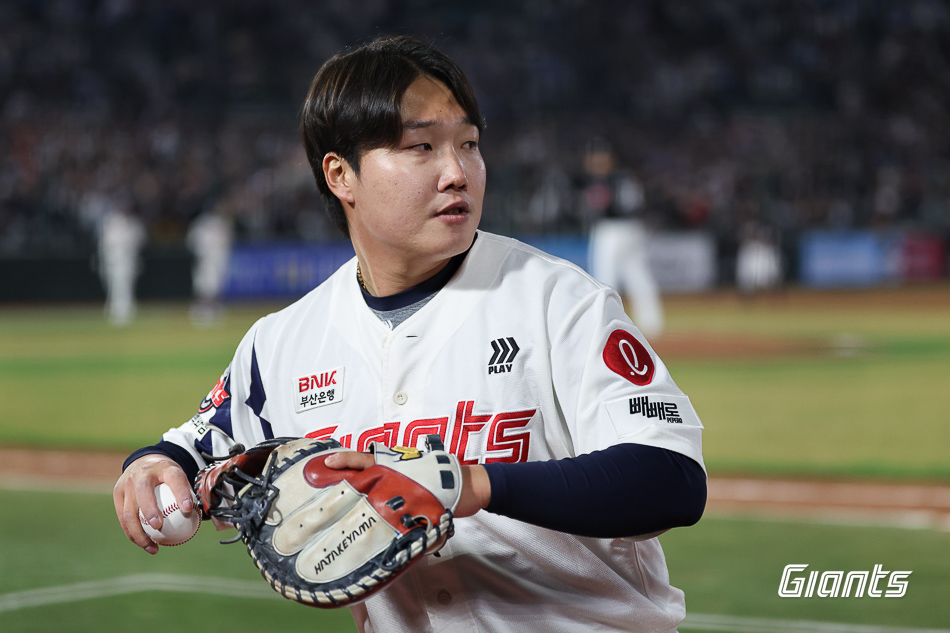 롯데 포수 정보근은 22일 사직구장에서 열릴 '2025 신한 SOL Bank KBO 리그' LG와 주중 3연전 마지막 경기를 앞두고 손목과 무릎 부상으로 1군 엔트리에서 빠졌다. 롯데 자이언츠
