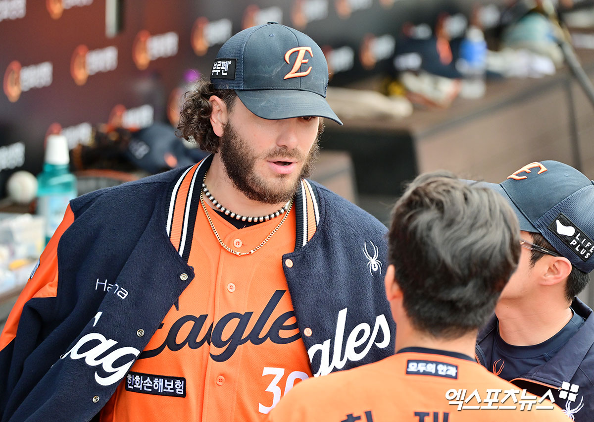 17일 오후 대전 한화생명 볼파크에서 열린 '2025 신한 SOL Bank KBO리그' SSG 랜더스와 한화 이글스의 더블헤더 1차전 경기, 7회초 수비를 마친 한화 폰세가 최재훈과 대화를 나누고 있다. 엑스포츠뉴스 DB