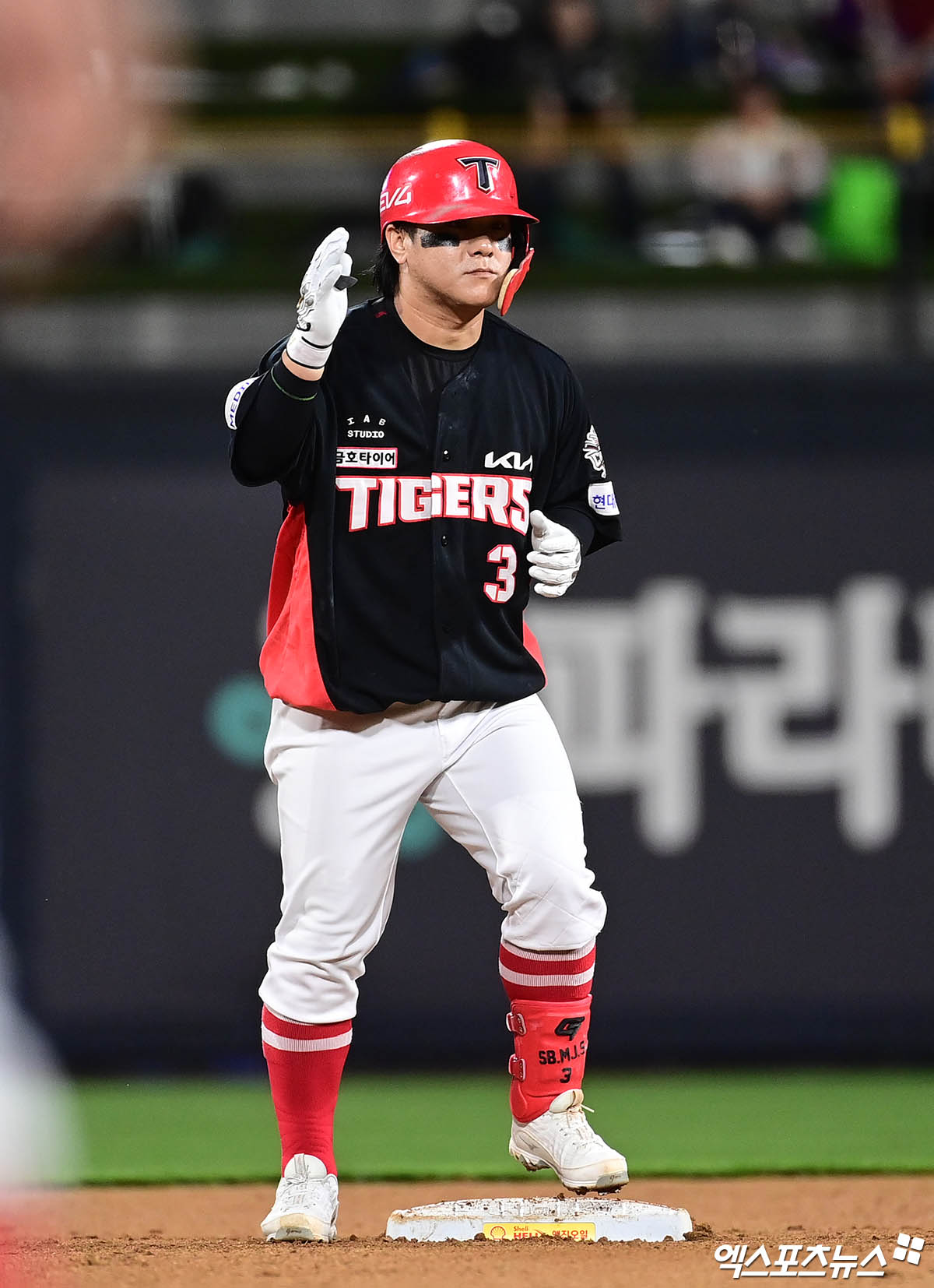 KIA 타이거즈 베테랑 내야수 김선빈이 왼쪽 종아리 근육 미세손상으로 22일 수원 KT 위즈전을 앞두고 1군 엔트리에서 말소됐다. 사진 엑스포츠뉴스 DB