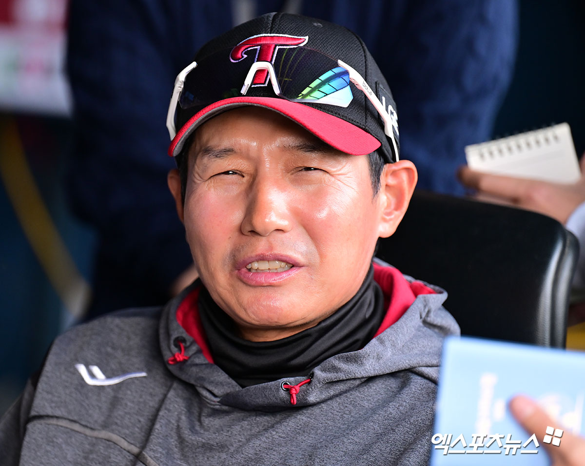 염경엽 LG 감독은 22일 사직구장에서 열릴 '2025 신한 SOL Bank KBO 리그' 롯데와 주중 3연전 마지막 경기를 앞두고 필승조가 나서지 못하는 현상황에 쓴웃음을 지었다. 엑스포츠뉴스 DB