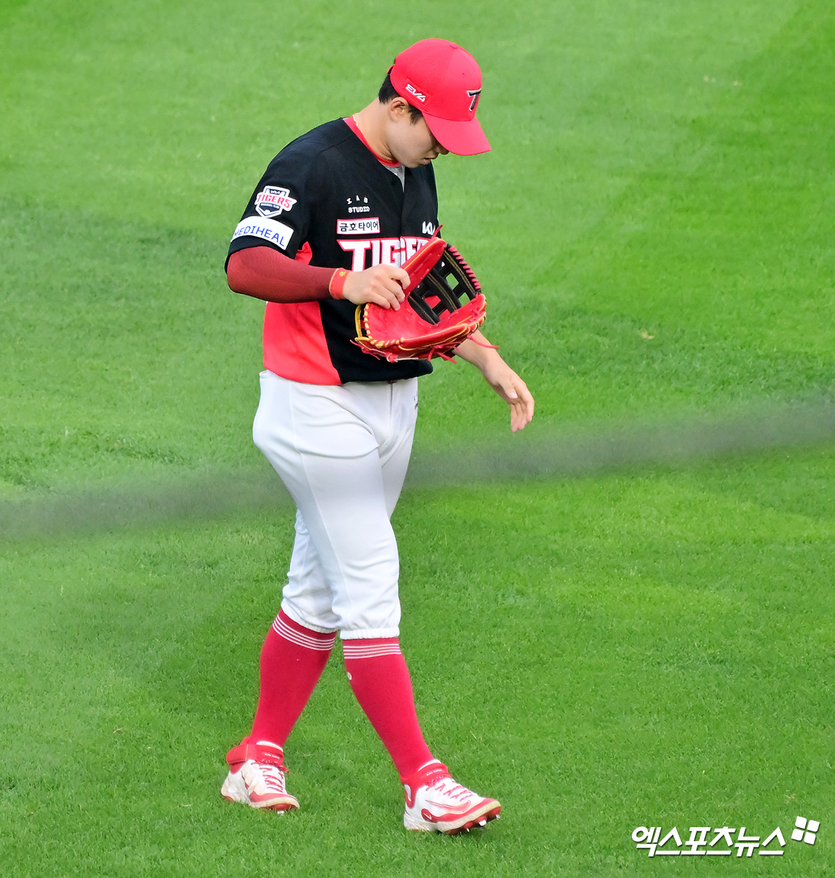 KIA 타이거즈 외야수 최원준이 21일 수원 KT위즈파크에서 열린 2025 신한 SOL Bank KBO리그 KT 위즈와의 팀 간 5차전에서 1회말 수비 실책을 범한 뒤 교체됐다. 사진 김한준 기자