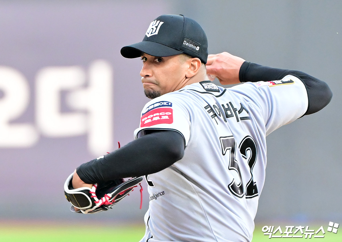 KT 위즈 외국인 투수 윌리엄 쿠에바스가 22일 수원 KT위즈파크에서 열린 2025 신한 SOL Bank KBO리그 KIA 타이거즈와의 팀 간 6차전에 선발등판, 5이닝 6실점으로 부진했다. 사진 김한준 기자 