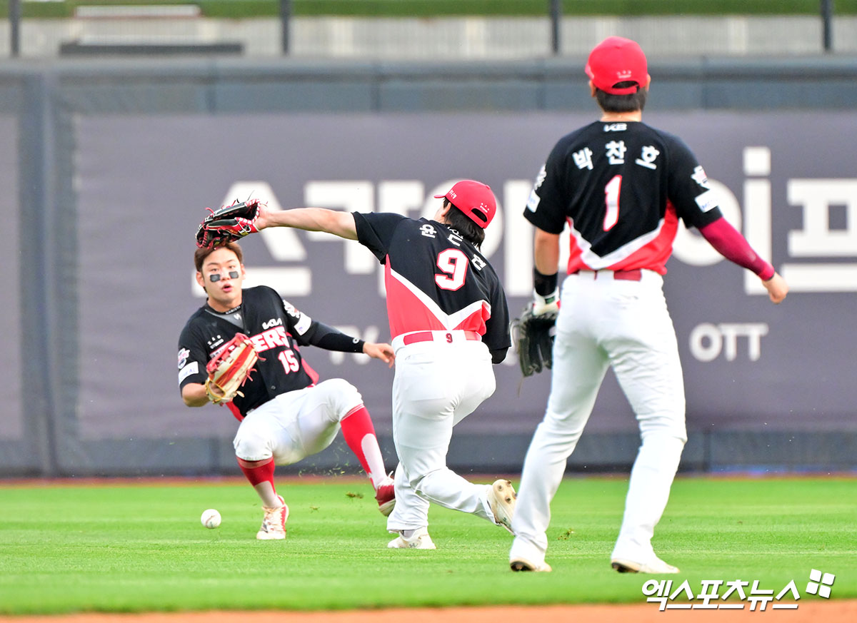 KIA 타이거즈 내야수 윤도현(가운데)이 22일 수원 KT위즈파크에서 열린 2025 신한 SOL Bank KBO리그 KT 위즈와의 팀 간 6차전에서 1회말 포구 실책을 기록했다. 사진 김한준 기자