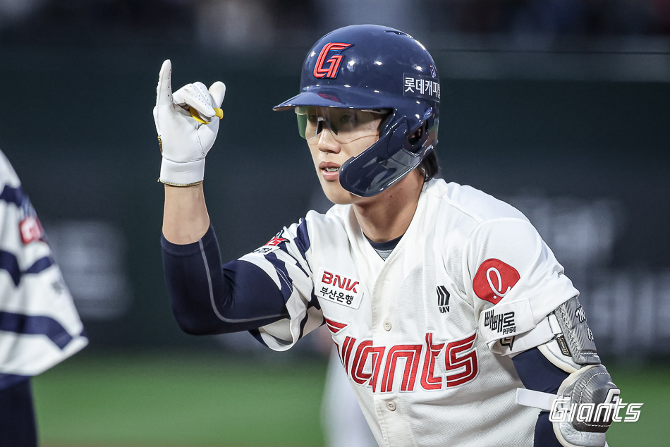 롯데 내야수 전민재는 22일 사직구장에서 열린 '2025 신한 SOL Bank KBO 리그' LG와 주중 3연전 마지막 경기에서 7번타자 유격수로 선발 출전했다. 멀티히트로 2타점을 기록해 팀 승리에 힘을 보탰다. 롯데 자이언츠