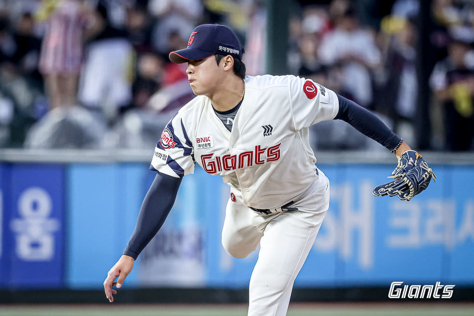 롯데 투수 이민석은 22일 사직구장에서 열린 '2025 신한 SOL Bank KBO 리그' LG와 주중 3연전 마지막 경기에서 선발 등판했다. 홈런 두 방을 맞아 5이닝 4실점했지만, 그 외는 안정적인 투구로 생애 첫 승리 투수가 됐다. 롯데 자이언츠