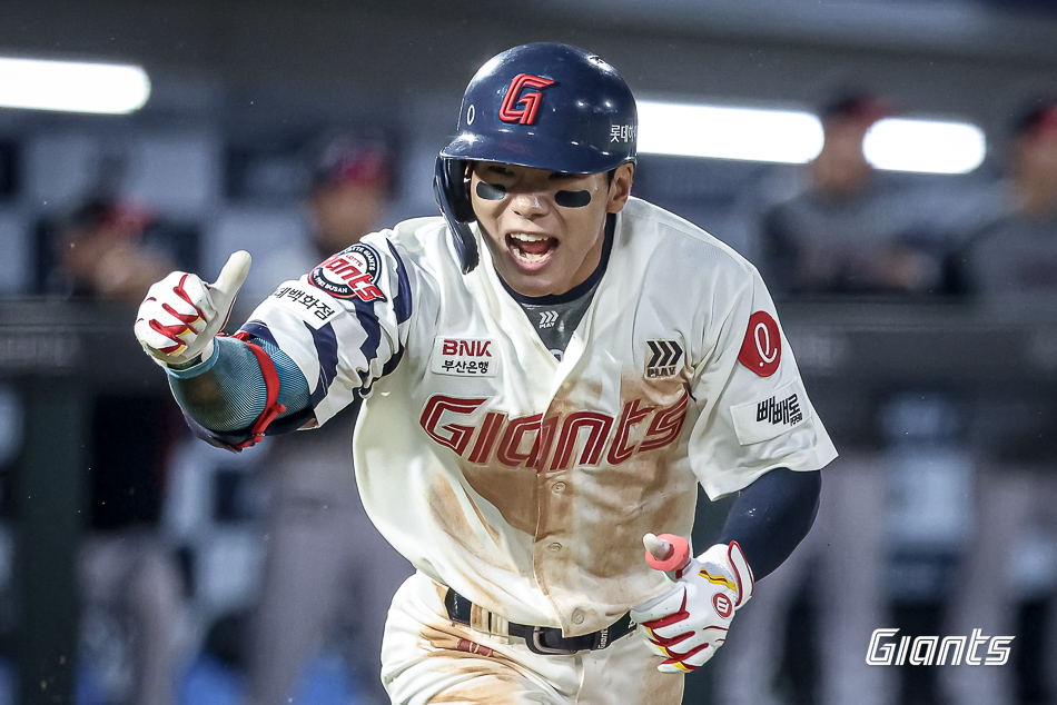 롯데 외야수 장두성은 22일 사직구장에서 열린 '2025 신한 SOL Bank KBO 리그' LG와 주중 3연전 마지막 경기에서 1번타자 중견수로 선발 출전했다. 3회말 결승타를 포함해 3타점으로 공격에 활력을 불어넣었다. 롯데 자이언츠