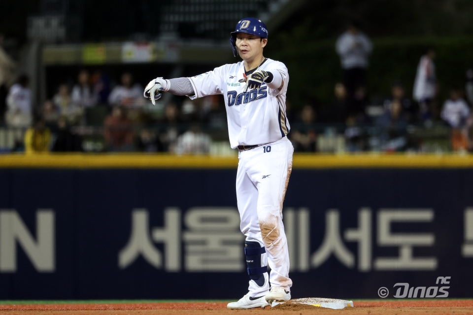 22일 오후 울산 문수야구장에서 열린 '2025 신한 SOL Bank KBO리그' 한화 이글스와 NC 다이노스의 경기, 6회말 2사 1, 2루 NC 박세혁이 1타점 2루타를 날린 뒤 기뻐하고 있다. NC 다이노스