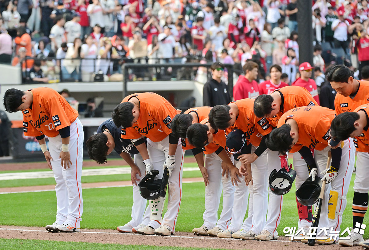 18일 오후 대전 한화생명 볼파크에서 열린 '2025 신한 SOL Bank KBO리그' SSG 랜더스와 한화 이글스의 경기, SSG가 한화에 7:3으로 승리하며 위닝시리즈를 달성했다.  경기종료 후 한화 선수단이 관중석을 향해 인사를 하고 있다. 엑스포츠뉴스 DB