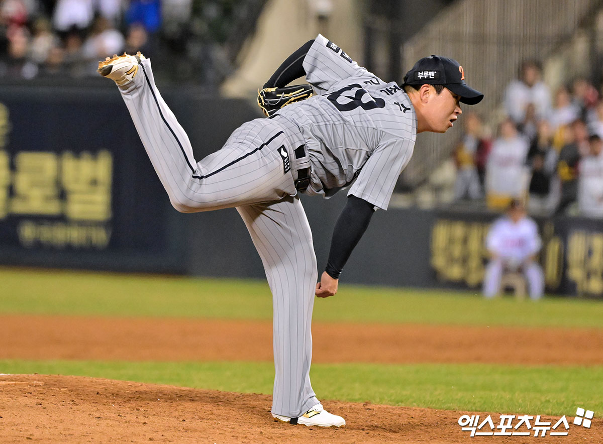 26일 오후 서울 송파구 잠실야구장에서 열린 '2025 신한 SOL Bank KBO리그' 한화 이글스와 LG 트윈스의 경기, 8회말 한화 김종수가 공을 힘차게 던지고 있다. 엑스포츠뉴스 DB
