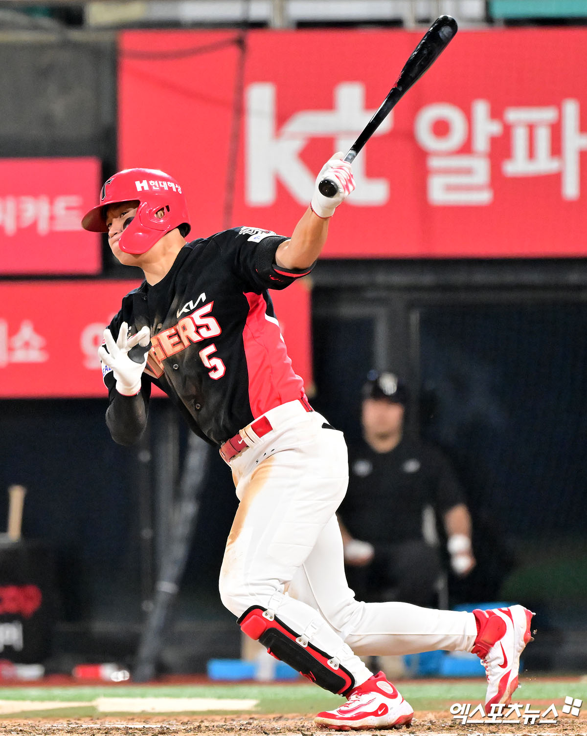 KIA 타이거즈 김도영이 22일 수원 KT위즈파크에서 열린 2025 신한 SOL Bank KBO리그 KT 위즈와의 팀 간 6차전에 3번타자 겸 3루수로 선발출전, 5타수 3안타 1홈런 2타점 3득점을 기록하며 팀 승리를 이끌었다. 사진 김한준 기자