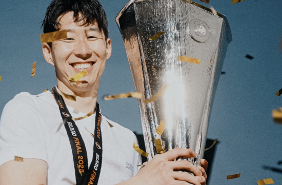 손흥민 소속팀인 토트넘 홋스퍼는 지난 22일 스페인 빌바오 산마메스 경기장에서 열린 2024-2025 유럽축구연맹(UEFA) 유로파리그 결승에서 맨체스터 유나이티드(맨유)를 누르고 지난 2008년 리그컵 이후 17년 만에 공식대회 우승에 성공했다. 결승 직후 토트넘 주장 손흥민은 우승 트로피를 번쩍 들어올리며 한국 축구에 새로운 역사를 써내려갔다. 다만 이날 우승 트로피를 높이 치켜세운 손흥민의 목엔 우승 메달이 없었다. 영국 대중지 '더 선'은 '다른 선수들은 다 목에 메달을 걸고 있었는데 손흥민에겐 그게 없었다'고 했다. UEFA가 시상식장에 메달을 30개만 준비한 탓이었다. UEFA는 이후 손흥민 등에게 공식 사과했다. 토트넘 홋스퍼