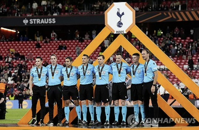 손흥민 소속팀인 토트넘 홋스퍼는 지난 22일 스페인 빌바오 산마메스 경기장에서 열린 2024-2025 유럽축구연맹(UEFA) 유로파리그 결승에서 맨체스터 유나이티드(맨유)를 누르고 지난 2008년 리그컵 이후 17년 만에 공식대회 우승에 성공했다. 결승 직후 토트넘 주장 손흥민은 우승 트로피를 번쩍 들어올리며 한국 축구에 새로운 역사를 써내려갔다. 다만 이날 우승 트로피를 높이 치켜세운 손흥민의 목엔 우승 메달이 없었다. 영국 대중지 '더 선'은 '다른 선수들은 다 목에 메달을 걸고 있었는데 손흥민에겐 그게 없었다'고 했다. UEFA가 시상식장에 메달을 30개만 준비한 탓이었다. UEFA는 이후 손흥민 등에게 공식 사과했다. 연합뉴스