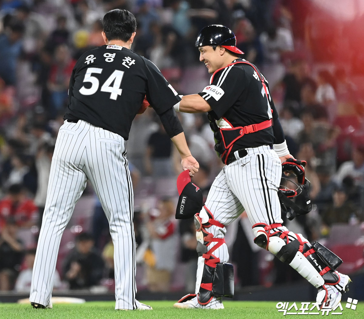 LG 투수 유영찬(왼쪽)은 22일 이천챔피언스파크에서 열린 '2025 메디힐 KBO 퓨처스리그' NC전에서 구원 등판했다. 1이닝 무실점, 최고 구속 시속 148km까지 던지며 눈길을 끌었다. 엑스포츠뉴스 DB