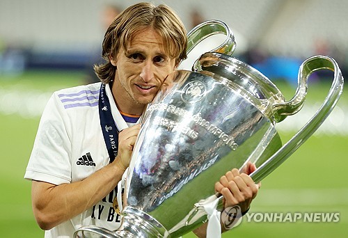 레알 마드리드가 22일(한국시간) 공식 홈페이지를 통해 모드리치가 국제축구연맹(FIFA) 클럽 월드컵을 끝으로 구단을 떠난다고 발표했다. 연합뉴스