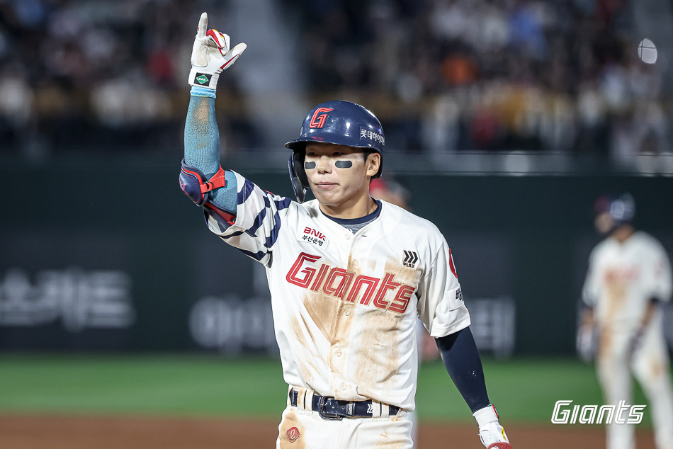 롯데 외야수 장두성은 22일 사직구장에서 열린 '2025 신한 SOL Bank KBO 리그' LG와 주중 3연전 마지막 경기에서 1번타자 중견수로 선발 출전했다. 3회말 결승타를 포함해 3타점으로 공격에 활력을 불어넣었다. 롯데 자이언츠