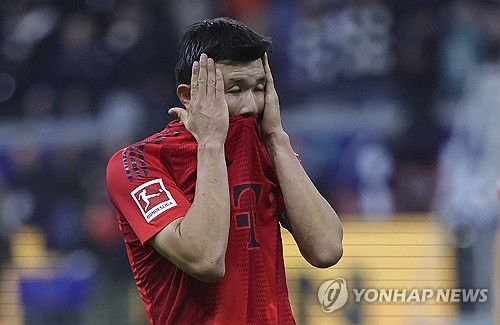 'HERE WE GO'로 유명한 유럽 이적시장 전문가 파브리치오 로마노가 그의 이적 가능성을 인정하면서 김민재의 거취에 대한 관심이 급속도로 고조되고 있다. 독일 무대 진출 2시즌 만에 뮌헨과의 결별 가능성이 거론되고 있는 김민재의 현재 차기 행선지로는 잉글리시 프리미어리그와 사우디아라비아 리그가 유력한 것으로 보인다. 그러나 그의 고액 연봉이 향후 이적에 걸림돌이 될 수 있다는 전망도 함께 제기되고 있다. 로마노는 22일 자신의 SNS를 통해 '김민재의 미래는 바이에른 뮌헨보다는 프리미어리그나 사우디아라비아에 있다. 다만 그는 매우 높은 연봉을 받고 있다