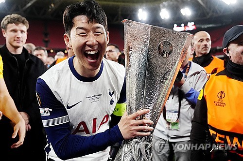 UEFA가 23일(한국시간) 공식 채널을 통해 2024-2025시즌 UEFA 유로파리그 올해의 팀을 선정해 발표했다.   UEFA 테크니컬 옵저버 그룹이 선정한 올해의 팀에 토트넘 선수 4명이 뽑혀 가장 많이 이름을 올렸다. 최전방 공격수 도미닉 솔란키, 수비수 크리스티안 로메로, 페드로 포로, 그리고 굴리에모 비카리오 골키퍼가 뽑혔다. 연합뉴스