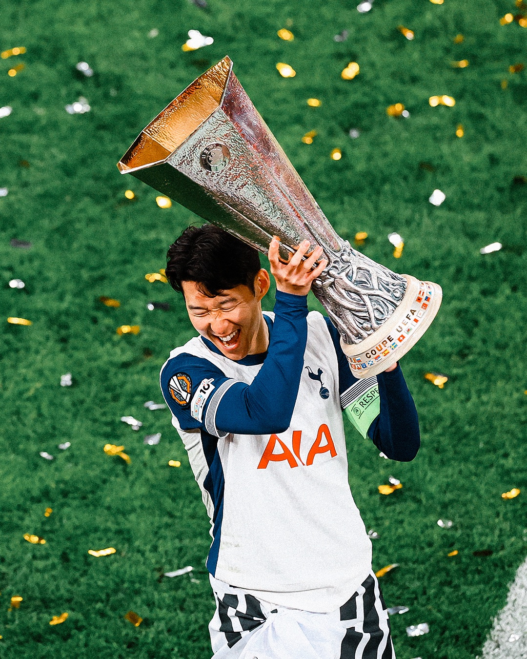 UEFA가 23일(한국시간) 공식 채널을 통해 2024-2025시즌 UEFA 유로파리그 올해의 팀을 선정해 발표했다.   UEFA 테크니컬 옵저버 그룹이 선정한 올해의 팀에 토트넘 선수 4명이 뽑혀 가장 많이 이름을 올렸다. 최전방 공격수 도미닉 솔란키, 수비수 크리스티안 로메로, 페드로 포로, 그리고 굴리에모 비카리오 골키퍼가 뽑혔다. 토트넘