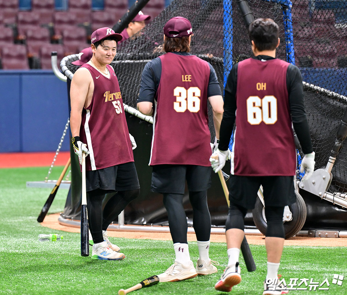 왼쪽에 위치한 키움 히어로즈 최주환이 23일 고척 KT 위즈전을 앞두고 훈련에 임하고 있다. 엑스포츠뉴스 고척, 김한준 기자