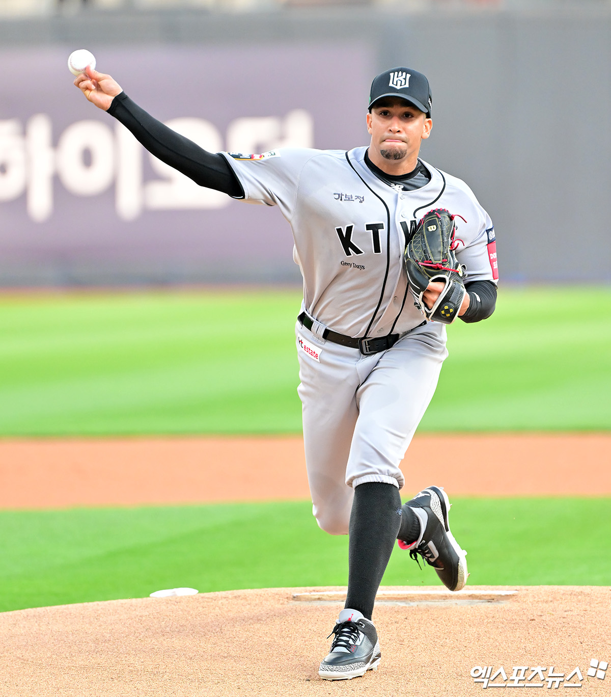 KT 위즈 윌리엄 쿠에바스가 지난 22일 KIA 타이거즈전에 선발 등판해 투구하고 있다. 엑스포츠뉴스 DB