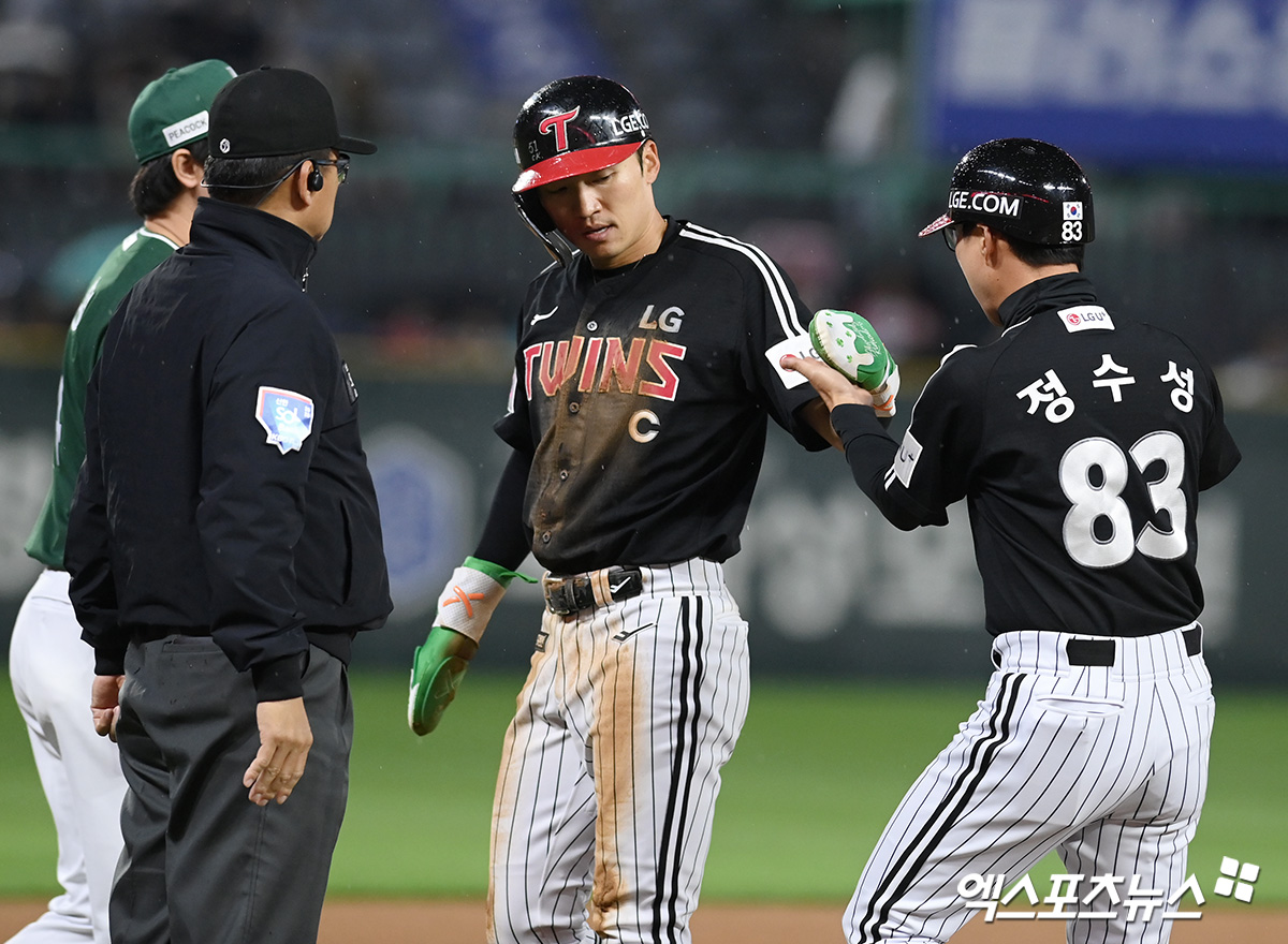 LG 트윈스 캡틴 박해민이 23일 23일 인천 SSG랜더스필드에서 열린 2025 신한 SOL Bank KBO리그 SSG 랜더스와의 팀 간 7차전에서 1안타 2도루 1득점 활약을 펼치고 팀 승리에 힘을 보탰다. 사진 고아라 기자