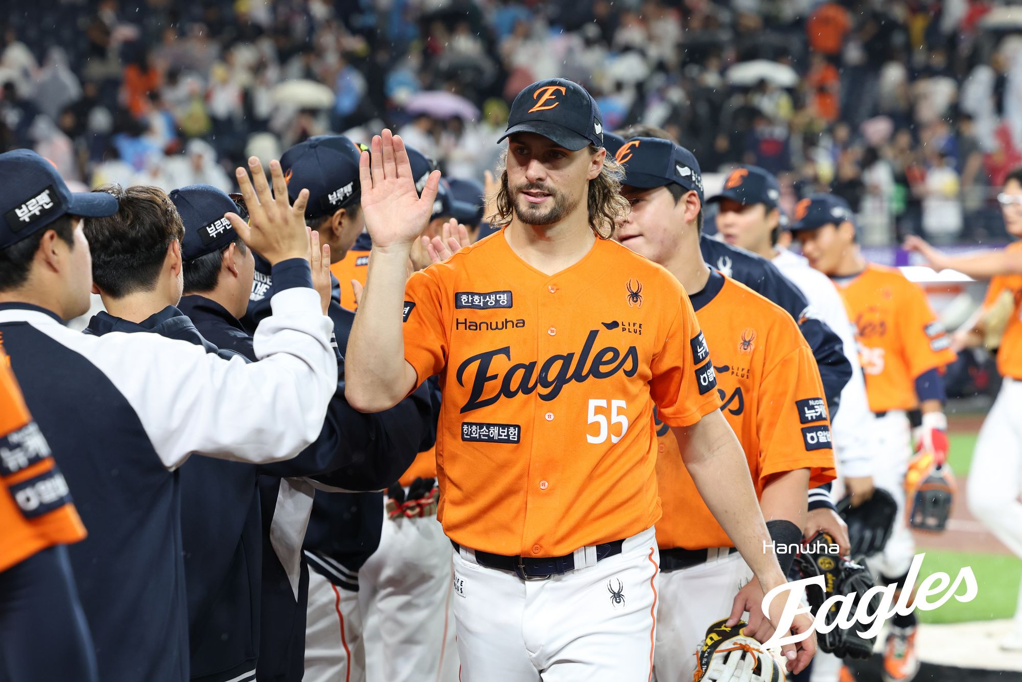 23일 대전 한화생명 볼파크에서 열린 2025 신한 SOL Bank KBO리그 롯데 자이언츠와 한화 이글스의 경기, 한화가 4-2 승리를 거두고 2위로 복귀했다. 한화 선발 라이언 와이스는 8이닝 11K 2실점을 기록하며 팀의 승리를 이끌었다. 한화 이글스