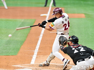 중전안타 날리는 송성문[포토]