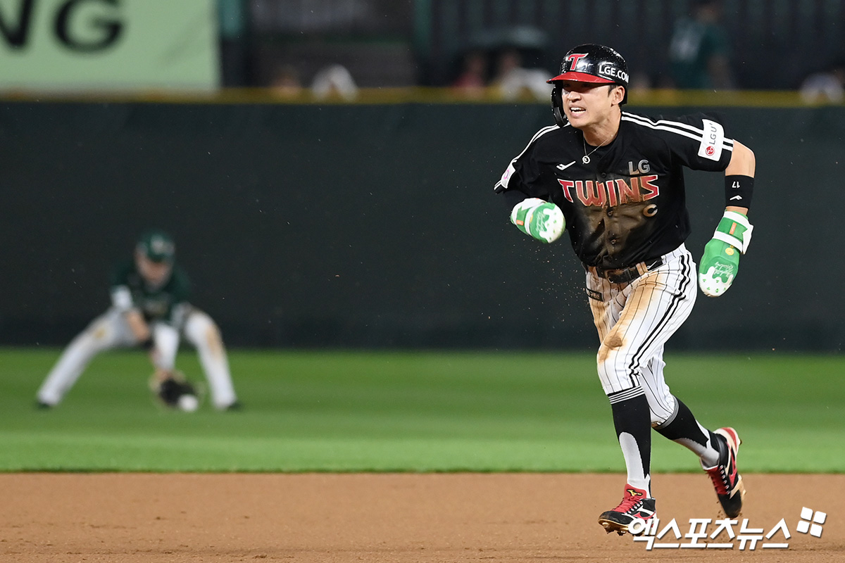 LG 트윈스 외야수 박해민이 23일 인천 SSG랜더스필드에서 열린 2025 신한 SOL Bank KBO리그 SSG 랜더스와의 팀 간 7차전에서 1안타 2도루 1득점을 기록, 팀 승리에 기여했다. 사진 고아라 기자