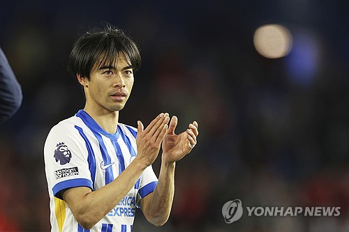 '스카이스포츠 독일' 소속 플로리안 플레텐베르크는 지난 23일(한국시간) '미토마가 이번 여름 뮌헨으로 이적할 의사가 있음을 밝혔다. 뮌헨은 28세 일본인 윙어에 대한 관심을 구체화하고 있다. 이미 미토마의 에이전트를 만나 대화를 진행했다. 다만, 막스 에베를 디렉터는 공식적인 제안을 한 상태는 아니다'라고 밝혔다. 이어 '미토마는 킹슬리 코망 혹은 레로이 자네의 대체 선수로 고려될 수 있다'고 덧붙였다. 미토마가 뮌헨에 입단하면 한 때 해리 케인의 파트너로 꼽혔던 손흥민의 뮌헨 입단 가능성은 사라진다. 연합뉴스