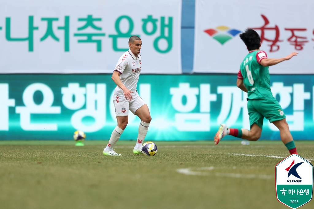 FC서울은 대구FC전을 승리로 이끌었던 주장 린가드와 외인 공격수 둑스 조합을 꺼냈다. 이에 대한 수원FC의 대답은 오프키르다. 수원FC의 에이스 안데르손은 벤치에서 시작한다. 사진 한국프로축구연맹