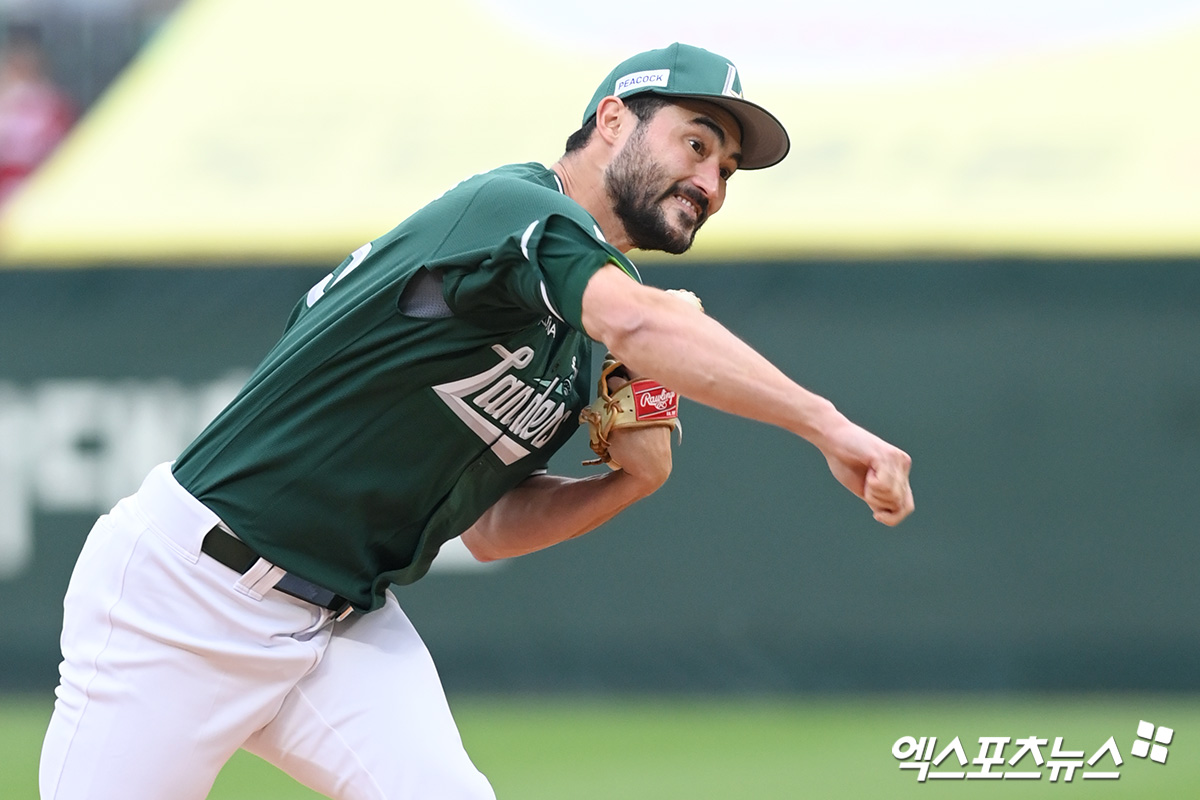 SSG 랜더스 외국인 투수 미치 화이트가 지난 23일 인천 LG 트윈스전에서 6이닝 2실점 호투에도 패전투수가 됐다. 사진 엑스포츠뉴스 DB