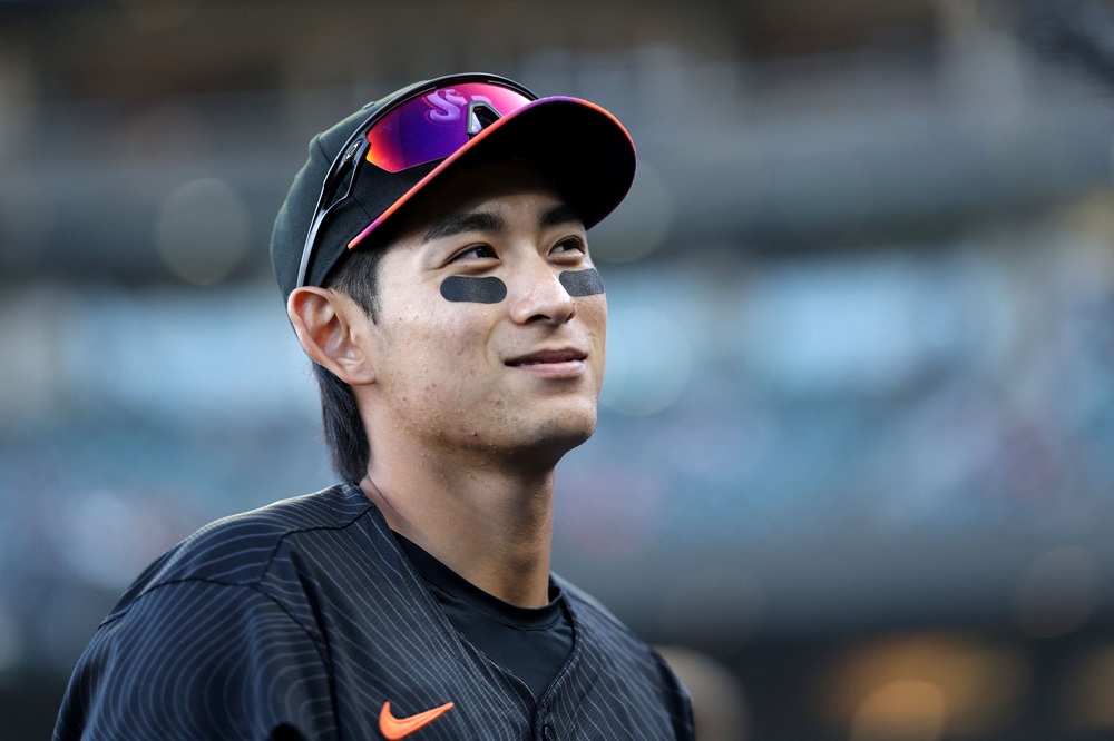 샌프란시스코 자이언츠 외야수 이정후가 2025 미국 메이저리그 정규시즌 경기를 앞두고 미소 짓고 있다. 이정후는 24일 워싱턴 내셔널스전서 3타수 2안타 1볼넷 2득점으로 활약했다. AFP 연합뉴스