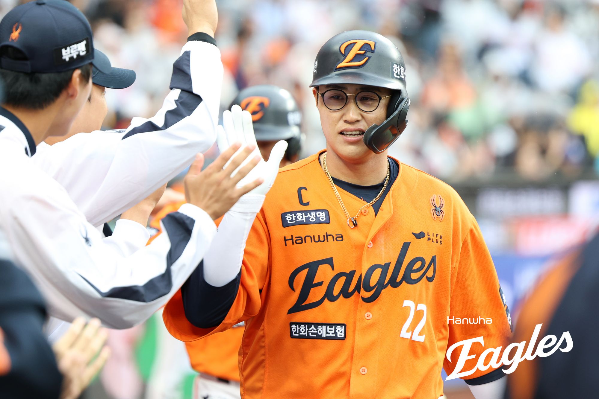 24일 대전 한화생명 볼파크에서 열린 2025 신한 SOL Bank KBO리그 롯데 자이언츠와 한화 이글스의 경기, 1루수 겸 5번타자로 선발 출전한 채은성은 홈런 포함 2안타로 맹타를 휘둘렀으나 7회초 수비 과정에서 좌측 쇄골에 타구를 맞고 김인환과 교체됐다. 이후 한화는 6-6 동점을 허용했다. 한화 이글스