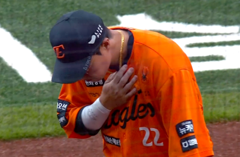 24일 대전 한화생명 볼파크에서 열린 2025 신한 SOL Bank KBO리그 롯데 자이언츠와 한화 이글스의 경기, 1루수 겸 5번타자로 선발 출전한 채은성은 홈런 포함 2안타로 맹타를 휘둘렀으나 7회초 수비 과정에서 좌측 쇄골에 타구를 맞고 김인환과 교체됐다. 이후 한화는 6-6 동점을 허용했다. 중계화면 캡쳐