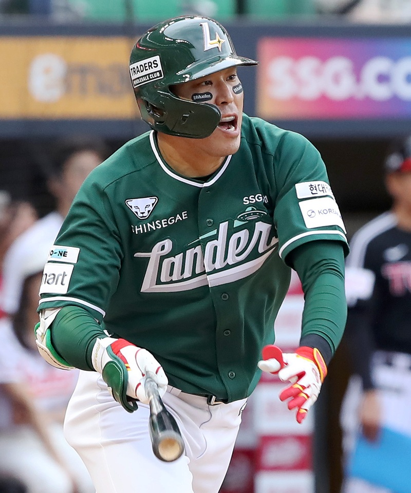 SSG 랜더스 베테랑 타자 한유섬이 24일 문학 LG 트윈스전에서 9회말 끝내기 안타를 기록, 팀 연패 탈출을 이끌었다. 사진 SSG 랜더스