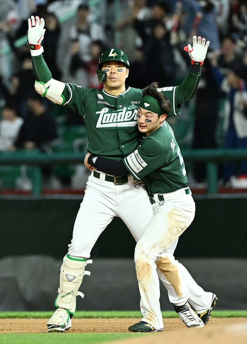 SSG 랜더스 베테랑 타자 한유섬(왼쪽)이 24일 인천 SSG랜더스필드에서 열린 2025 신한 SOL Bank KBO리그 LG 트윈스와의 경기에서 9회말 끝내기 홈런을 기록했다. 사진 SSG 랜더스