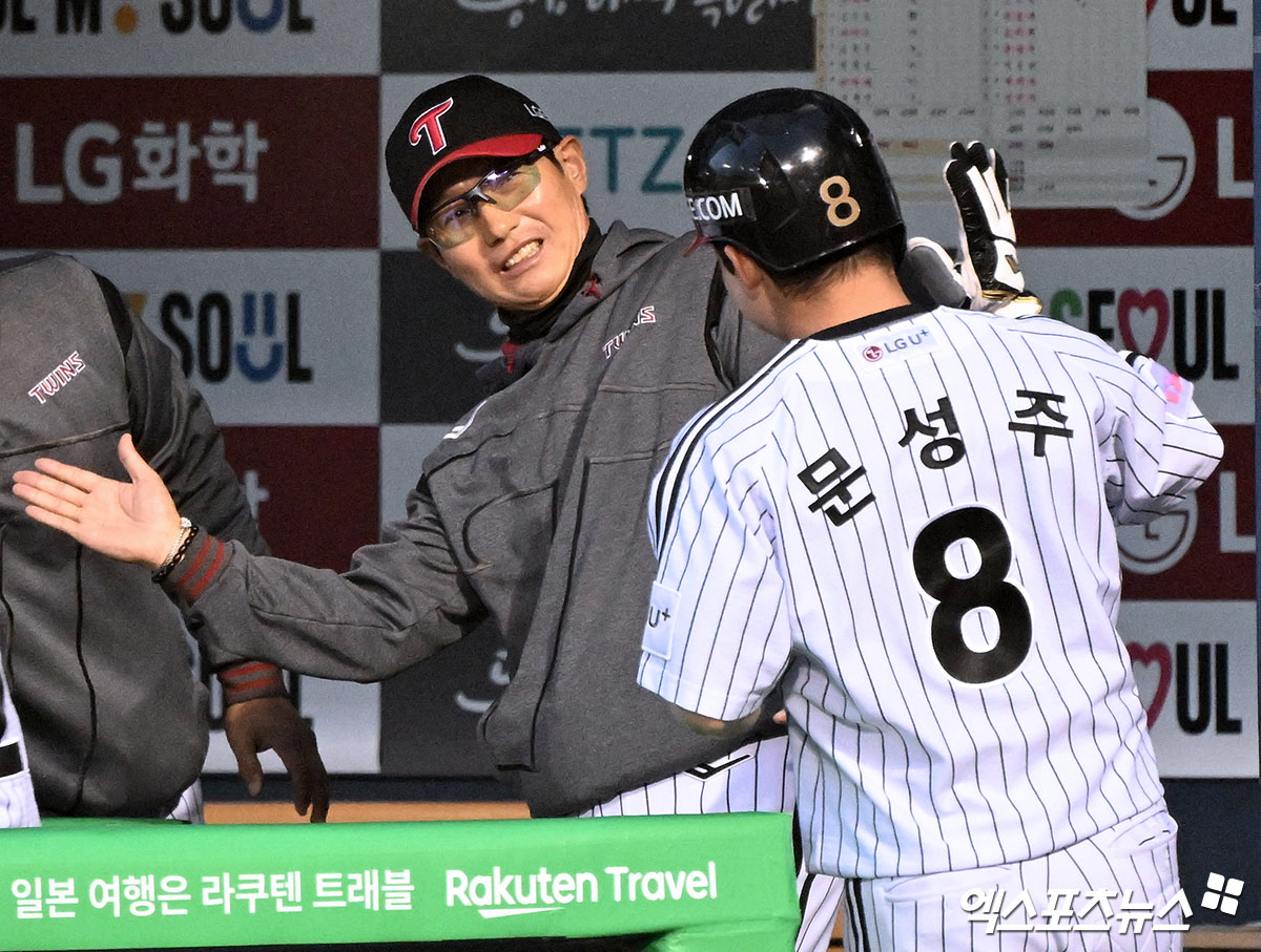 염경엽(왼쪽) LG 트윈스 감독이 24일 문학 SSG 랜더스전에 앞서 외야수 문성주를 당분간 리드오프로 기용하겠다는 복안을 밝혔다. 사진 엑스포츠뉴스 DB