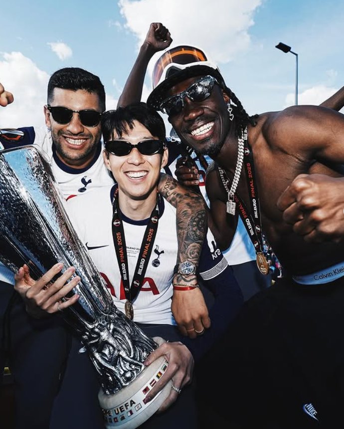 유럽축구연맹(UEFA) 유로파리그 챔피언 손흥민은 부상으로 인해 오는 26일(한국시간) 오전 0시 브라이턴과의 2024-25시즌 프리미어리그 최종전을 결장할 예정이다. 손흥민 SNS