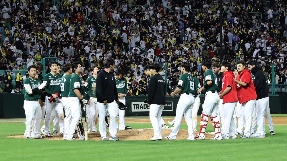 SSG 랜더스 선수단이 24일 인천 SSG랜더스필드에서 열린 2025 신한 SOL Bank KBO리그 LG 트윈스와의 팀 간 8차전에서 5-4로 승리한 뒤 암투병 끝에 세상을 떠난 외국인 타자 기예르모 에레디아의 누나를 위로하는 추모의 묵념을 진행했다. 사진 SSG 랜더스