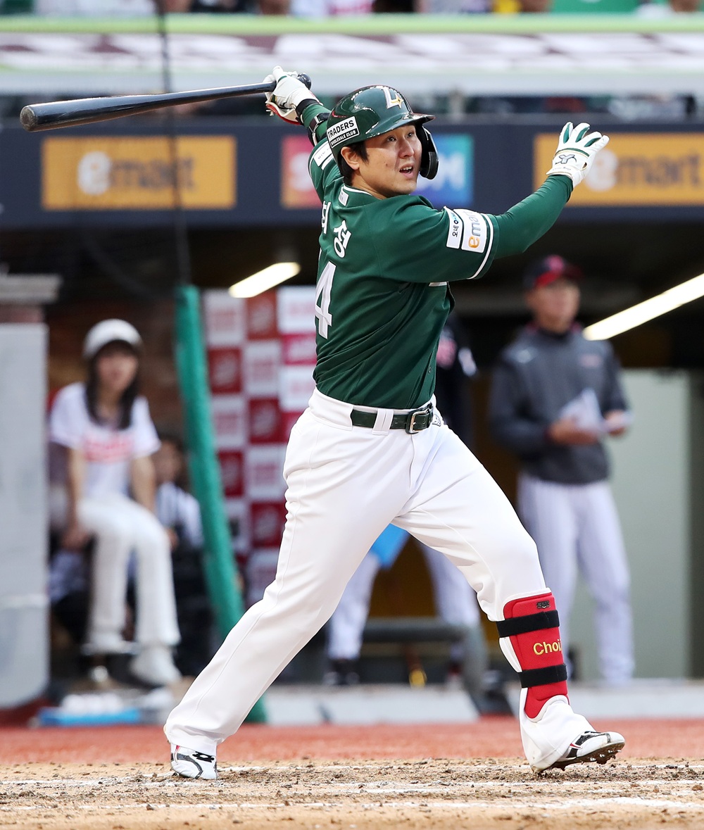 SSG 랜더스 최정이 24일 문학 LG  트윈스전에서 2안타 1홈런으로 맹타를 휘두르고 팀 승리를 견인했다. 사진 SSG 랜더스